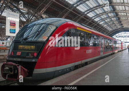 Schnellzug auf einer Plattform im Hauptbahnhof oder im Hauptbahnhof, Leipzig, Deutschland Stockfoto