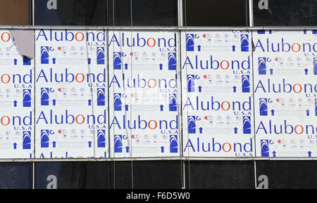 Alubond, Aluminium-Verbundplatte Verkleidung arbeiten im Gange für Hochhaus - Vorderansicht hautnah Stockfoto