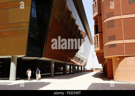 Besucher durchstreifen Sie das Masdar Institute of Science und Technologie für erneuerbare Energien in Abu Dhabi Stockfoto