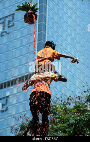 Menschenpyramide brechen Dahi Handi, Dadar, Mumbai, Maharashtra, Indien, Asien Stockfoto