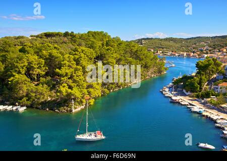 Blick über den Hafen von Gaios, Paxos, die Ionischen Inseln, griechische Inseln, Griechenland, Europa Stockfoto