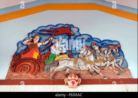 Arjuna mit Krishna auf Streitwagen Relieffiguren, Shri Ravalnath Tempel, Goa, Indien, Asien Stockfoto