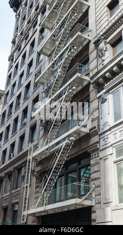 Typische Feuerwehr Drehleiter eines alten Hauses in New York Stockfoto