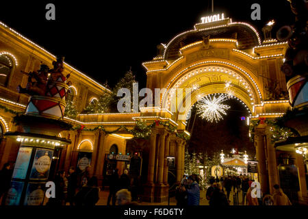 Ein Weihnachtsfest dekoriert Haupteingang im TIVOLI in Kopenhagen an einem dunklen und kühlen Novemberabend. Stockfoto