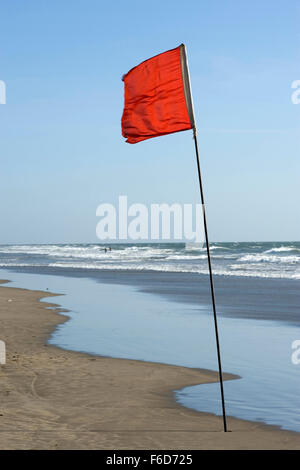 Red flag keine Badezone Warnung harmal Beach, Goa, Indien, Asien Stockfoto