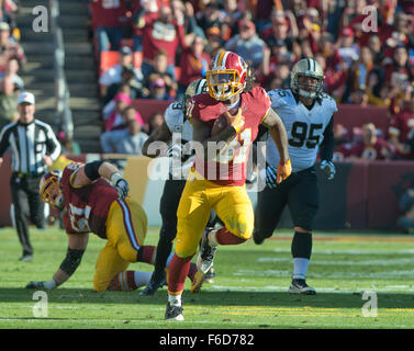 Washington Redskins Runningback Matt Jones (31) bricht bei FedEx Field in Landover, Maryland auf Sonntag, 15. November 2015 Los für einen langen Gewinn gegen die New Orleans Saints. Bildnachweis: Ron Sachs/CNP - kein Draht-Dienst- Stockfoto