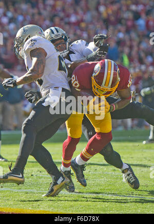 Das Spiel. 15. November 2015. Washington Redskins Wide Receiver Jamison Crowder (80) erhält sein Team zweite erste Quartal Touchdown gegen die New Orleans Saints bei FedEx Field in Landover, Maryland auf Sonntag, 15. November 2015. New Orleans Saints defensive zurück Kyle Wilson (24) und kostenlose Sicherheit verteidigen, Jairus Byrd (31) auf das Spiel. Bildnachweis: Ron Sachs/CNP - NO WIRE SERVICE - © Dpa/Alamy Live-Nachrichten Stockfoto