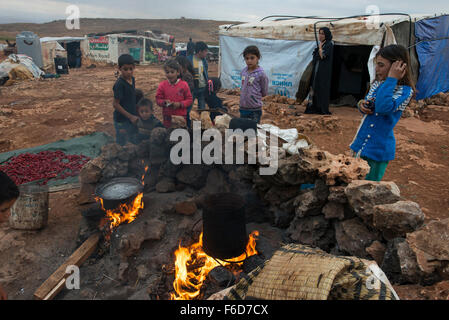 Libanon Beqaa Tal, Deir el Ahmad, Lager für syrische Flüchtlinge, outdoor-Küche mit offenem Feuer Stockfoto