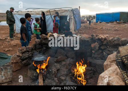 Libanon Beqaa Tal, Deir el Ahmad, Lager für syrische Flüchtlinge, outdoor-Küche mit offenem Feuer Stockfoto