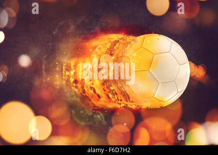 Fußball in Flammen, brennende Penalty Kick Fußball fliegen in Richtung des Ziels. Stockfoto