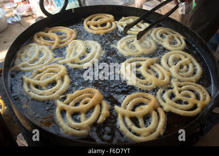 Jalebi Braten im Wok, Surajkund Mela, Faridabad, Haryana, Indien, Asien Stockfoto