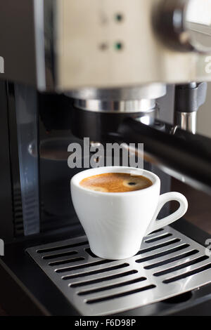 Inländischen Kaffeemaschine macht Tasse Espresso. Zubereitung von Kaffee zu Hause oder im Büro Stockfoto