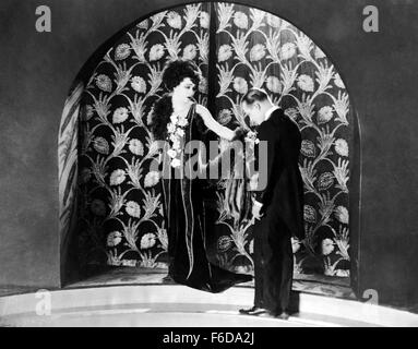 Erscheinungsdatum: 26. September 1921.   FILMTITEL: Camille.   STUDIO: Nazimova Produktionen.   PLOT: Camille ist eine Kurtisane in Paris. Sie fällt tief in der Liebe mit einem jungen Mann der Verheißung, Armand Duval. Als Armands Vater ihr nicht, seine Hoffnung auf eine Karriere und Position zu ruinieren, durch die Heirat mit Armand bittet, sie duldet und lässt ihren Geliebten. Jedoch wenn Armut und unheilbaren Krankheit ihr überwältigen, entdeckt Camille, dass Armand nicht seine Liebe zu ihr verloren hat.   Im Bild: RUDOLPH VALENTINO als Armand Duval, ALLA NAZIMOVA als Marguerite Gautier. Stockfoto