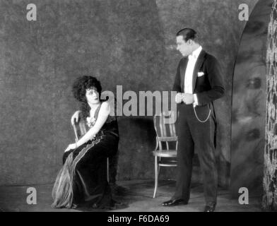 Erscheinungsdatum: 26. September 1921.   FILMTITEL: Camille.   STUDIO: Nazimova Produktionen.   PLOT: Camille ist eine Kurtisane in Paris. Sie fällt tief in der Liebe mit einem jungen Mann der Verheißung, Armand Duval. Als Armands Vater ihr nicht, seine Hoffnung auf eine Karriere und Position zu ruinieren, durch die Heirat mit Armand bittet, sie duldet und lässt ihren Geliebten. Jedoch wenn Armut und unheilbaren Krankheit ihr überwältigen, entdeckt Camille, dass Armand nicht seine Liebe zu ihr verloren hat.   Im Bild: RUDOLPH VALENTINO als Armand Duval, ALLA NAZIMOVA als Marguerite Gautier. Stockfoto