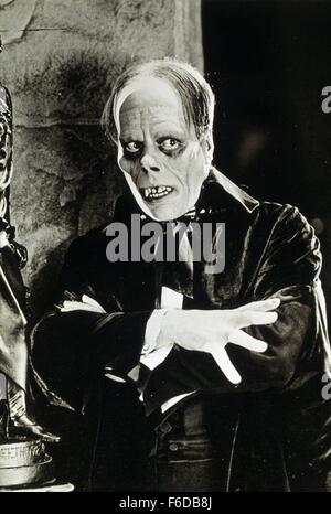 Datum der Freigabe: 15. November 1925 Film Titel: PHANTOM OF THE OPERA STUDIO: Universal Bilder PLOT: mad, entstellten Komponist sucht Liebe mit einer schönen jungen Opernsängerin.   IM BILD: LON CHANEY. Stockfoto