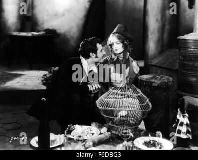 Datum der Freigabe: 24. Februar 1926.   FILMTITEL: La Boheme.   STUDIO: Metro-Goldwyn-Mayer (MGM).   PLOT: Mimi ist durch seine Güte zu Rudolphe angezogen. Während der Arbeit an seinem Stück schreibt er für ein Magazin. Mimi trägt seine Artikel auf dem Papier, und weil sie zu spät sind, wird er gefeuert. Aus Angst vor den Nachrichten möglicherweise verletzt seine Spiel-schriftstellerischen Fähigkeiten, sie arbeitet spät in die Nacht nähen, ohne sein wissen, und der Erlös verwendet, um ihn seiner erwarteten Gehalt zu zahlen. Sie trifft einen Freund denkt, um ihn zu lesen und das Stück produziert, aber Rudoplhe ist eifersüchtig und sie ist zutiefst verletzt. Leiden, auch Rud unbekannt Stockfoto