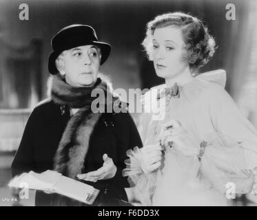 Datum der Freigabe: 12. Januar 1934. FILMTITEL: Dinner um acht Uhr. STUDIO: Metro-Goldwyn-Mayer (MGM). PLOT: Millicent Jordan ist beschäftigt mit den Plänen, die sie für eine High-Class Party macht. Ihr Ehemann Oliver ist in Gesundheit, und er ist auch besorgt, weil jemand versucht, den Bestand in seinem Versand Geschäft - auch seinen alten Freund aufkaufen Carlotta, ihr Vieh zu verkaufen will. In der Hoffnung von Geschäftsmann Dan Packard helfen, überredet er Millicent, gegen ihren Willen, Packard und seine Frau zum Abendessen einladen. Olivers Probleme verschlimmern, ist Millicent zunehmend aufbrausend b Stockfoto