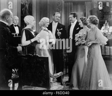 Datum der Freigabe: 12. Januar 1934. FILMTITEL: Dinner um acht Uhr. STUDIO: Metro-Goldwyn-Mayer (MGM). PLOT: Millicent Jordan ist beschäftigt mit den Plänen, die sie für eine High-Class Party macht. Ihr Ehemann Oliver ist in Gesundheit, und er ist auch besorgt, weil jemand versucht, den Bestand in seinem Versand Geschäft - auch seinen alten Freund aufkaufen Carlotta, ihr Vieh zu verkaufen will. In der Hoffnung von Geschäftsmann Dan Packard helfen, überredet er Millicent, gegen ihren Willen, Packard und seine Frau zum Abendessen einladen. Olivers Probleme verschlimmern, ist Millicent zunehmend aufbrausend b Stockfoto