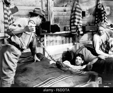 Datum der Freigabe: 19. November 1932. FILMTITEL: Ich bin ein Flüchtling aus einem Chain Gang. STUDIO: Warner Bros Pictures. PLOT: Rückkehr Veteran verkommt James Allen, Ablehnung eine Rückkehr in die alte Fabrik Grind ein Hobo. Unschuldig an Raub beteiligt, ist er auf eine unglaublich brutale Sträflingskolonne railroaded. Schließlich entkommen konnte, macht er seinen Weg nach Chicago, wo er findet, dass Erfolg in der Bauwirtschaft... und greifen Freundin Marie, die droht, ihn zu entlarven, wenn er sie nicht heiraten. Wenn er trifft und verliebt sich in Helen, gehen Dinge vom Regen in die Traufe kommen. Im Bild: PAUL MUNI als James Allen (Credit Im Stockfoto