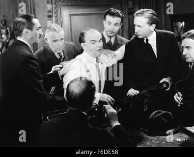 Erscheinungsdatum: 28. Dezember 1936. FILMTITEL: Goldgräber. STUDIO: First National Pictures. PLOT: Bühne-Produzent j.j. Horbart, soll eine neue Show, aber er weiß nicht, dass seine beiden Partner das Geld an der Börse verloren. Rosmer Peck in ex-Tänzerin Joan Blondell verliebt, Versicherungsvertreter, hat Freundin Gwen versucht, auf einem J.J Horbats Partner zu landen. Sie kommen mit der Idee, j.j. für $ 1 Million, um das Geld zurück, wenn er stirbt zu versichern. Rosmer verkauft ihm die Politik. Nachdem die Versicherungsgesellschaft, dass herausfindet ist er nur ein Hypochonder, ein Versuch, h zu töten Stockfoto