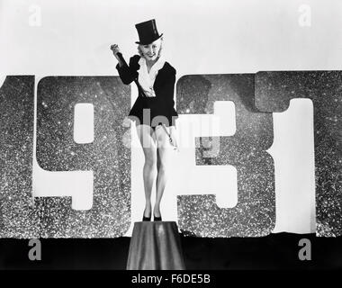 Erscheinungsdatum: 28. Dezember 1936. FILMTITEL: Goldgräber. STUDIO: First National Pictures. PLOT: Bühne-Produzent j.j. Horbart, soll eine neue Show, aber er weiß nicht, dass seine beiden Partner das Geld an der Börse verloren. Rosmer Peck in ex-Tänzerin Joan Blondell verliebt, Versicherungsvertreter, hat Freundin Gwen versucht, auf einem J.J Horbats Partner zu landen. Sie kommen mit der Idee, j.j. für $ 1 Million, um das Geld zurück, wenn er stirbt zu versichern. Rosmer verkauft ihm die Politik. Nachdem die Versicherungsgesellschaft, dass herausfindet ist er nur ein Hypochonder, ein Versuch, h zu töten Stockfoto