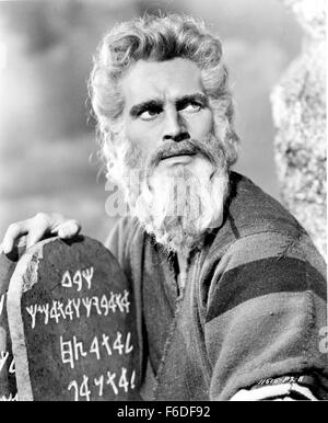 VERÖFFENTLICHT Datum: 5. Oktober 1956. FILMTITEL: Die zehn Gebote. STUDIO: Paramount Pictures. PLOT: Moses führt die Sklaven von der Tyrannei des ägyptischen Pharaos und in die Wüste, wo er später das Gesetz Gottes gegeben ist. Einst der Pharao Chef Architekt, Moses erhält die Aufmerksamkeit der Königin bis He Rebellen und wird ins Exil gewirkt. Bild: Charleton Heston spielte Moses. Stockfoto