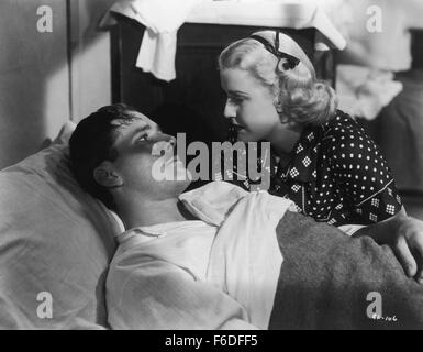 Datum der Freigabe: 20. Februar 1937. FILMTITEL: grünes Licht. STUDIO: Warner Bros. Bilder PLOT: Dr. Newell Paige ist eine dedizierte Chirurg und Arzt, widmet sich seiner Patienten und die Ethik von seinem Beruf. Abdeckung für sein Mentor, Dr. Endicott, die von persönlichen Problemen konsumiert wird, ist Paige reichen Spender ins Krankenhaus, Frau Dexter tätig. Jedoch stürzt Dr. Endicott im letzten Moment und in seiner Eile Murks die Operation. Frau Dexter stirbt. Eine Anfrage erfolgt. Im Bild: ERROL FLYNN als Dr. Newell Paige und ANITA LOUISE als Phyllis Dexter Stockfoto