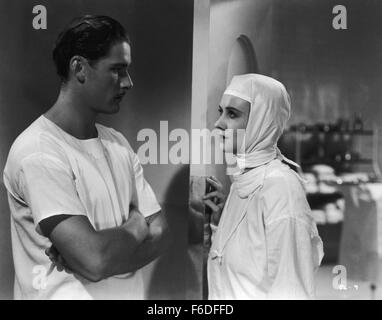 Datum der Freigabe: 20. Februar 1937. FILMTITEL: grünes Licht. STUDIO: Warner Bros. Bilder PLOT: Dr. Newell Paige ist eine dedizierte Chirurg und Arzt, widmet sich seiner Patienten und die Ethik von seinem Beruf. Abdeckung für sein Mentor, Dr. Endicott, die von persönlichen Problemen konsumiert wird, ist Paige reichen Spender ins Krankenhaus, Frau Dexter tätig. Jedoch stürzt Dr. Endicott im letzten Moment und in seiner Eile Murks die Operation. Frau Dexter stirbt. Eine Anfrage erfolgt. Im Bild: ERROL FLYNN als Dr. Newell Paige und ANITA LOUISE als Phyllis Dexter Stockfoto