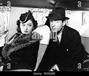 Datum der Freigabe: 18. Dezember 1935. FILMTITEL: Whipsaw. STUDIO: Metro-Goldwyn-Mayer (MGM). PLOT: Vivian, Ed und Harry stehlen Juwelen in Paris. In New York Regierung Agent begleitet McBride Vivian Reiten quer durch das Land mit der Beute. Sie verliebt sich in ihn und gibt sich Kriminalität; Er findet das Versteck und verhaftet sie. Rivalisierende Gauner Doc und Steve, der schon einmal die gestohlenen Juwelen gestohlen hatte, versucht, sie wieder zu nehmen. Im Bild: SPENCER TRACY als Ross McBride und MYRNA LOY als Vivian Palmer. Stockfoto