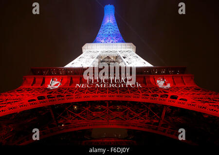 Paris, Frankreich. 16. November 2015. Der beleuchtete Eiffelturm erstrahlt in den leuchtenden Farben der französischen Nationalflagge, die "Tricolor", in Paris, Frankreich, 16. November 2015. Mindestens 129 Menschen wurden getötet und 350 Menschen verletzt in einer Reihe von Terroranschlägen in Paris in der Nacht vom 13. November bis 14. November 2015. Foto: Malte Christen/Dpa/Alamy Live News Stockfoto