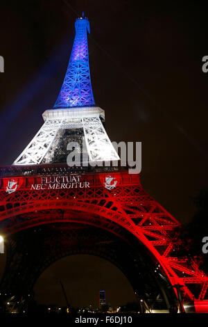 Paris, Frankreich. 16. November 2015. Der beleuchtete Eiffelturm erstrahlt in den leuchtenden Farben der französischen Nationalflagge, die "Tricolor", in Paris, Frankreich, 16. November 2015. Mindestens 129 Menschen wurden getötet und 350 Menschen verletzt in einer Reihe von Terroranschlägen in Paris in der Nacht vom 13. November bis 14. November 2015. Foto: Malte Christen/Dpa/Alamy Live News Stockfoto