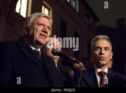 Frankfurt am Main, Deutschland. 16. November 2015. Der Premier des Landes Hessen, Volker Bouffier (CDU, l) und der Frankfurter Bürgermeister Peter Feldmann (SPD, R) zu sprechen, während eine Mahnwache zum Gedenken an die Opfer der Terroranschläge von Paris vor dem französischen Konsulat in Frankfurt am Main, 16. November 2015. Mindestens 129 Menschen wurden getötet und 350 Menschen verletzt in einer Reihe von Terroranschlägen in Paris in der Nacht vom 13. November bis 14. November 2015. Foto: Alexander Heinl/Dpa/Alamy Live News Stockfoto