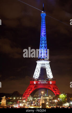 Paris, Frankreich. 16. November 2015. Der beleuchtete Eiffelturm erstrahlt in den leuchtenden Farben der französischen Nationalflagge, die "Tricolor", in Paris, Frankreich, 16. November 2015. Mindestens 129 Menschen wurden getötet und 350 Menschen verletzt in einer Reihe von Terroranschlägen in Paris in der Nacht vom 13. November bis 14. November 2015. Foto: Malte Christen/Dpa/Alamy Live News Stockfoto