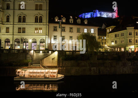 Ljubljana, Slowenien. 15. November 2015. Die Burg von Ljubljana leuchtet in den Farben der französischen Nationalflagge Solidarität mit Paris und die Opfer der Terroranschläge vom 13. November, in Ljubljana, Hauptstadt Sloweniens, am 15. November 2015 Tribut zollen. Bildnachweis: Luka Dakskobler/Xinhua/Alamy Live-Nachrichten Stockfoto