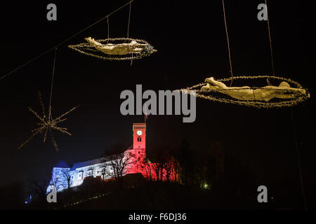 Ljubljana, Slowenien. 15. November 2015. Die Burg von Ljubljana leuchtet in den Farben der französischen Nationalflagge Solidarität mit Paris und die Opfer der Terroranschläge vom 13. November, in Ljubljana, Hauptstadt Sloweniens, am 15. November 2015 Tribut zollen. Bildnachweis: Luka Dakskobler/Xinhua/Alamy Live-Nachrichten Stockfoto