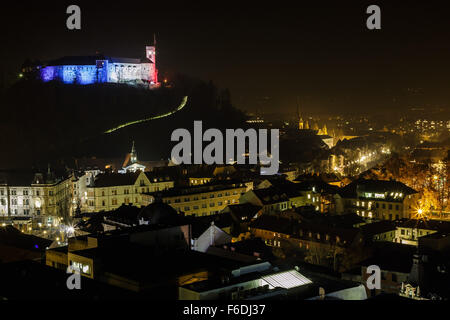 Ljubljana, Slowenien. 15. November 2015. Die Burg von Ljubljana leuchtet in den Farben der französischen Nationalflagge Solidarität mit Paris und die Opfer der Terroranschläge vom 13. November, in Ljubljana, Hauptstadt Sloweniens, am 15. November 2015 Tribut zollen. Bildnachweis: Luka Dakskobler/Xinhua/Alamy Live-Nachrichten Stockfoto