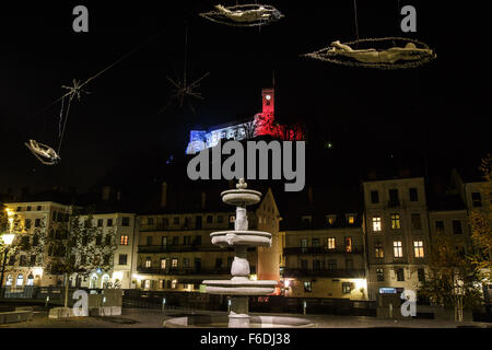 Ljubljana, Slowenien. 15. November 2015. Die Burg von Ljubljana leuchtet in den Farben der französischen Nationalflagge Solidarität mit Paris und die Opfer der Terroranschläge vom 13. November, in Ljubljana, Hauptstadt Sloweniens, am 15. November 2015 Tribut zollen. Bildnachweis: Luka Dakskobler/Xinhua/Alamy Live-Nachrichten Stockfoto