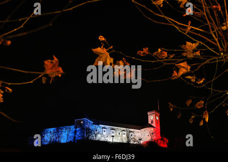 Ljubljana, Slowenien. 15. November 2015. Die Burg von Ljubljana leuchtet in den Farben der französischen Nationalflagge Solidarität mit Paris und die Opfer der Terroranschläge vom 13. November, in Ljubljana, Hauptstadt Sloweniens, am 15. November 2015 Tribut zollen. Bildnachweis: Luka Dakskobler/Xinhua/Alamy Live-Nachrichten Stockfoto