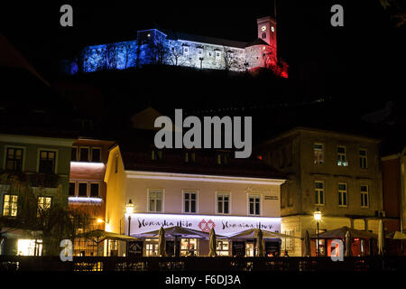 Ljubljana, Slowenien. 15. November 2015. Die Burg von Ljubljana leuchtet in den Farben der französischen Nationalflagge Solidarität mit Paris und die Opfer der Terroranschläge vom 13. November, in Ljubljana, Hauptstadt Sloweniens, am 15. November 2015 Tribut zollen. Bildnachweis: Luka Dakskobler/Xinhua/Alamy Live-Nachrichten Stockfoto