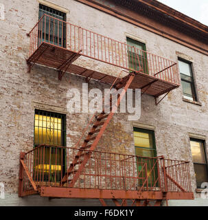 Typische Feuerwehr Drehleiter eines alten Hauses in New York Stockfoto