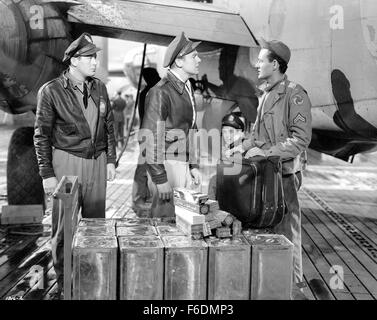 Datum der Freigabe: 15. November 1944. FILMTITEL: Dreißig Sekunden über Tokio. STUDIO: Metro-Goldwyn-Mayer (MGM). PLOT: Die wahre Geschichte erstaunlich detaillierte vonDie Doolittle Raid basierend auf dem Roman des gleichen Namens. Betäubt von Pearl Harbor und eine Reihe von Niederlagen, Amerika brauchte einen Sieg - schlecht. Zu diesem Zweck Oberst Jimmy Dolittle, einem ehemaligen Air Racer und Kunstflieger, entwirft einen Plan für einen gewagten Angriff auf das Herz von Japan selbst. Um dies zu tun, muss er Bilde Armee Bomber-Piloten zu tun niemand jemals geträumt möglich - Start 16 vollständig geladen Bombern von einem Flugzeugträger! Bemerkenswert in seiner gen Stockfoto