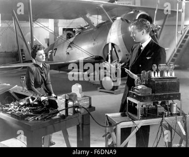 Erscheinungsdatum: 27. Dezember 1940. FILMTITEL: Flight Command. STUDIO: Metro-Goldwyn-Mayer (MGM). PLOT: Ensign Alan Drake ist die EliteHell Katze Geschwader der Marine Flieger mit Sitz in San Diego, trotz relativ unerfahrene zugeordnet. Ausstieg auf schlechten Halt durch das Geschwader Gewinnchancen einen Scheibenschießen Wettbewerb zu ruinieren, ist Drake von Jerry Banning, Offizier ermutigt deren Schwester Lorna die Ehefrau von Staffelkapitän, William Gray ist. Drake und Banning arbeiten auf einem Gerät zu Flugzeug Land im Nebel, aber helfen, wenn Banning getötet wird, testen Sie es und Drake scheint gett Stockfoto