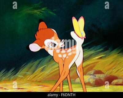 Datum der Freigabe: 21. August 1942. FILMTITEL: Bambi. STUDIO: Walt Disney-Produktionen. PLOT: Die animierte Geschichte von Bambi, ein junges Reh als "Prinz des Waldes" bei seiner Geburt gefeiert. Mit zunehmender Bambi er freundet sich mit den anderen Tieren des Waldes, lernt die Fähigkeiten zum Überleben brauchten, und sogar Funde lieben. Eines Tages jedoch die Jäger kommen, und Bambi muss lernen, so mutig wie sein Vater sein, wenn er die anderen Hirsche in Sicherheit zu bringen. IM BILD:. Stockfoto