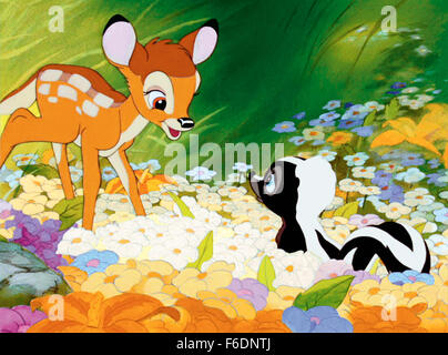 Datum der Freigabe: 21. August 1942. FILMTITEL: Bambi. STUDIO: Walt Disney-Produktionen. PLOT: Die animierte Geschichte von Bambi, ein junges Reh als "Prinz des Waldes" bei seiner Geburt gefeiert. Mit zunehmender Bambi er freundet sich mit den anderen Tieren des Waldes, lernt die Fähigkeiten zum Überleben brauchten, und sogar Funde lieben. Eines Tages jedoch die Jäger kommen, und Bambi muss lernen, so mutig wie sein Vater sein, wenn er die anderen Hirsche in Sicherheit zu bringen. IM BILD:. Stockfoto