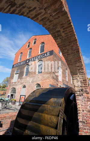 Historischen Tredegar Alteisen arbeitet Gebäude und Wasserrad Richmond, Virginia, USA Stockfoto