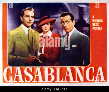 Erscheinungsdatum: 23. Januar 1943. FILMTITEL: Casablanca. STUDIO: Warner Bros Pictures. PLOT: In dem zweiten Weltkrieg Casablanca läuft Rick Blaine, im Exil lebenden amerikanischen und ehemalige Freiheitskämpfer, die beliebtesten Nachtlokal in der Stadt. Der zynischen Einzelgänger Blaine kommt in den Besitz von zwei wertvolle Briefe des Transits. Als Nazi-Major Strasser in Casablanca ankommt, tut die kriecherischen Polizei Captain Renault was er kann, um ihm zu gefallen, einschließlich Inhaftierung von tschechischen u-Bahn Führer Victor Laszlo. Viel zu Ricks Überraschung, Lazslo kommt mit Ilsa, Ricks eine Zeit Liebe. Rick ist sehr bitter in Richtung Ilsa, wer Stockfoto