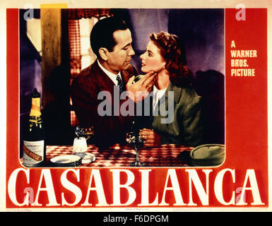 Erscheinungsdatum: 23. Januar 1943. FILMTITEL: Casablanca. STUDIO: Warner Bros Pictures. PLOT: In dem zweiten Weltkrieg Casablanca läuft Rick Blaine, im Exil lebenden amerikanischen und ehemalige Freiheitskämpfer, die beliebtesten Nachtlokal in der Stadt. Der zynischen Einzelgänger Blaine kommt in den Besitz von zwei wertvolle Briefe des Transits. Als Nazi-Major Strasser in Casablanca ankommt, tut die kriecherischen Polizei Captain Renault was er kann, um ihm zu gefallen, einschließlich Inhaftierung von tschechischen u-Bahn Führer Victor Laszlo. Viel zu Ricks Überraschung, Lazslo kommt mit Ilsa, Ricks eine Zeit Liebe. Rick ist sehr bitter in Richtung Ilsa, wer Stockfoto