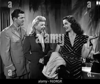 Datum der Freigabe: 15. Juli 1946. FILMTITEL: Die Bambus-Blondine. STUDIO: RKO Radio Pictures. PLOT: Ein Pilotprojekt für eine B-29 trifft Louise Anderson, eine Sängerin in einem Nachtclub in New York. Er verliebt sich in sie, aber er hatte sich nächsten Tag Handlungsbedarf im Pazifik. Er lässt ihr Bild auf seinem Bomber, TheBamboo Blondine zu malen und wird ein Held mit seiner Crew Versenkung eines japanischen Schlachtschiff und Abschuss eines japanischen Kämpfer-Flügels. Zurück in New York er lässt seine FiancZe und greift ihn mit Luise. IM BILD:. Stockfoto