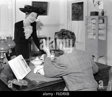 VERÖFFENTLICHT: Sep 29, 1946 - Film Originaltitel: Schwester Kenny - im Bild: Schauspielerin ROSALIND RUSSELL als Schwester Elizabeth Kenny. Stockfoto