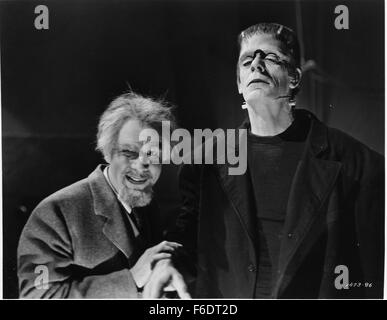 VERÖFFENTLICHT: 7. Dezember 1945 - Film Originaltitel: House of Dracula. Bild: Schauspieler ONSLOW STEVENS als Dr. Edelman und GLENN STRANGE als The Frankenstein-Monster. Stockfoto